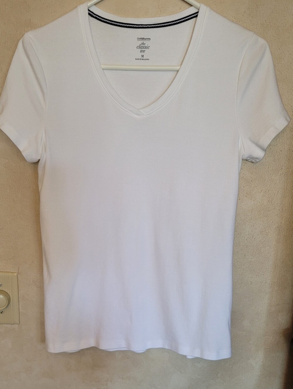 Classic White 100% Cotton rarely Worn. Size Medium  No Spots, nice  Condition